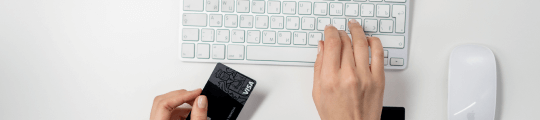 Persona realizando compra online